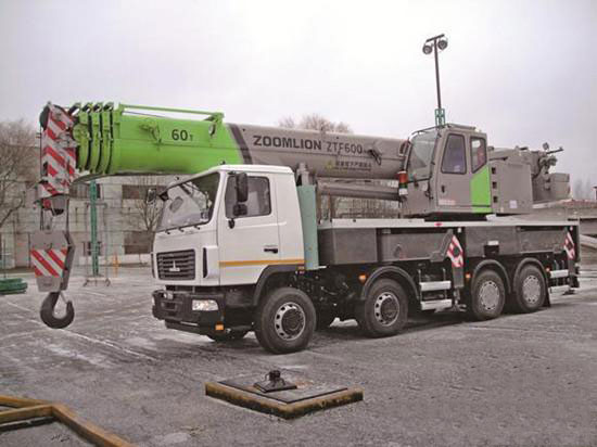 成都星空体育·(StarSky Sports)官方网站:宝马展来袭,不可错过的机械盛宴-中联重科ZTF600通用底盘汽车起重机-1.jpg