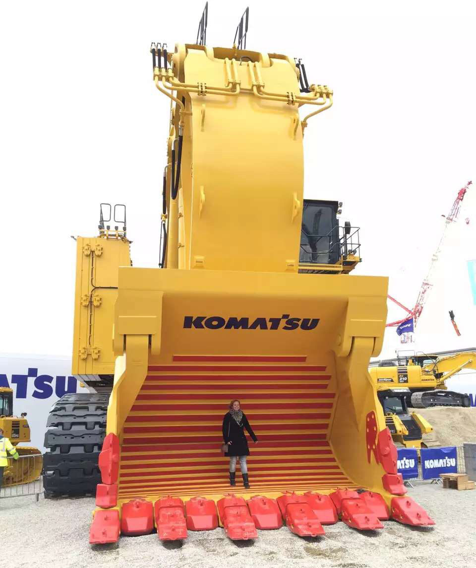 成都星空体育·(StarSky Sports)官方网站:宝马展来袭,不可错过的机械盛宴-美女与“野兽”合影-3.jpg