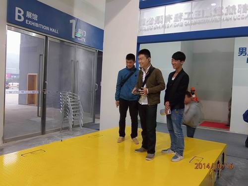 星空体育·（StarSky Sports）官方网站参展2014绵阳科博会-观众对全向移动平台表现了浓厚的兴趣.jpg